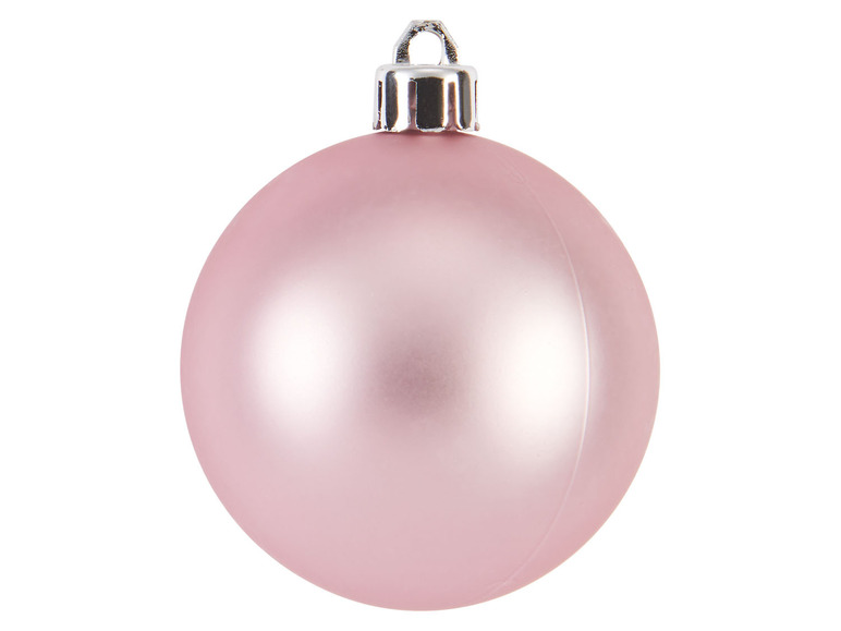 Een roze kerstbal met een zilveren hanger.
