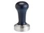 DeLonghi koffietamper met blauw houten handvat en metalen basis.
