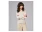 Vrouw in een beige geribbelde top met lange mouwen en beige broek, met gekruiste armen.