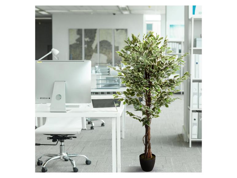 Kunstboom in pot in een modern kantoor met bureaus en computers.