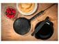 SilverCrest crêpemaker met crêpes, aardbeien en bosbessen op een houten tafel.