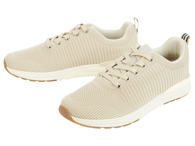 Twee beige gebreide sneakers.