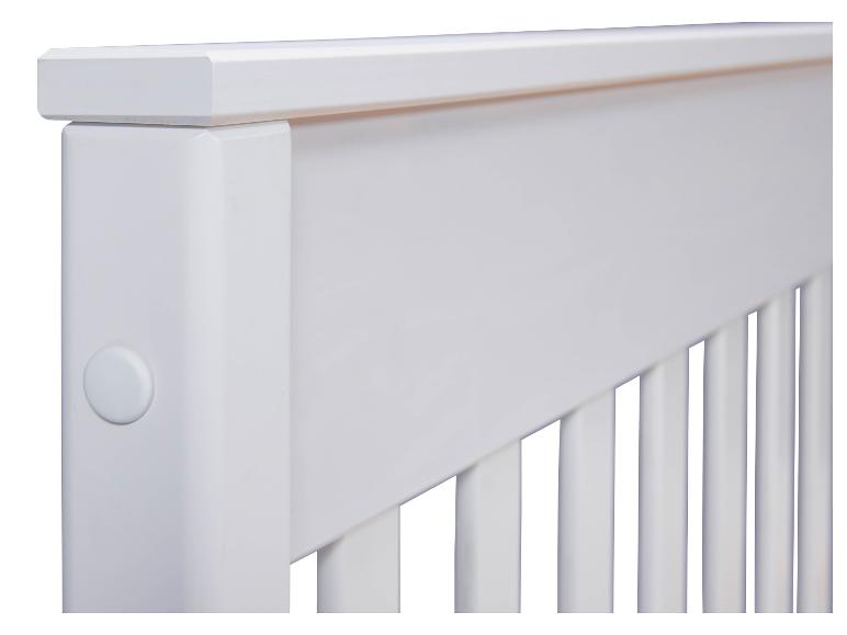Detail van een wit babybedje.