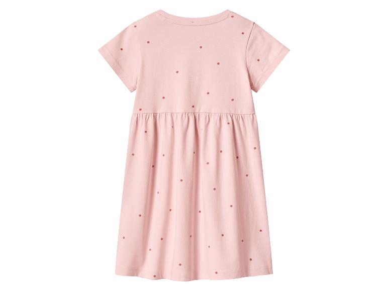 Roze kinderjurk met stippen, korte mouwen en een geplooide rok.