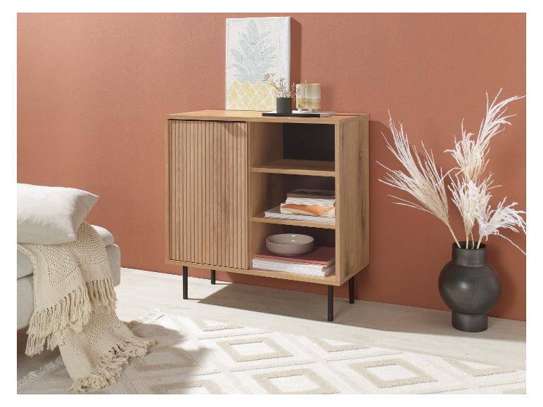 Een licht houten kast met planken en decoratieve elementen.