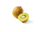 Een hele kiwi en een halve kiwi op een witte achtergrond.