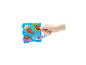 Hand maakt zeedieren van kralen op een blauwe ondergrond.