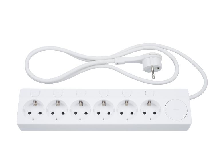 Een wit stekkerblok met zes stopcontacten en een opgerolde kabel, op een witte achtergrond.