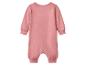 Effen roze babyromper met lange mouwen en ronde hals.