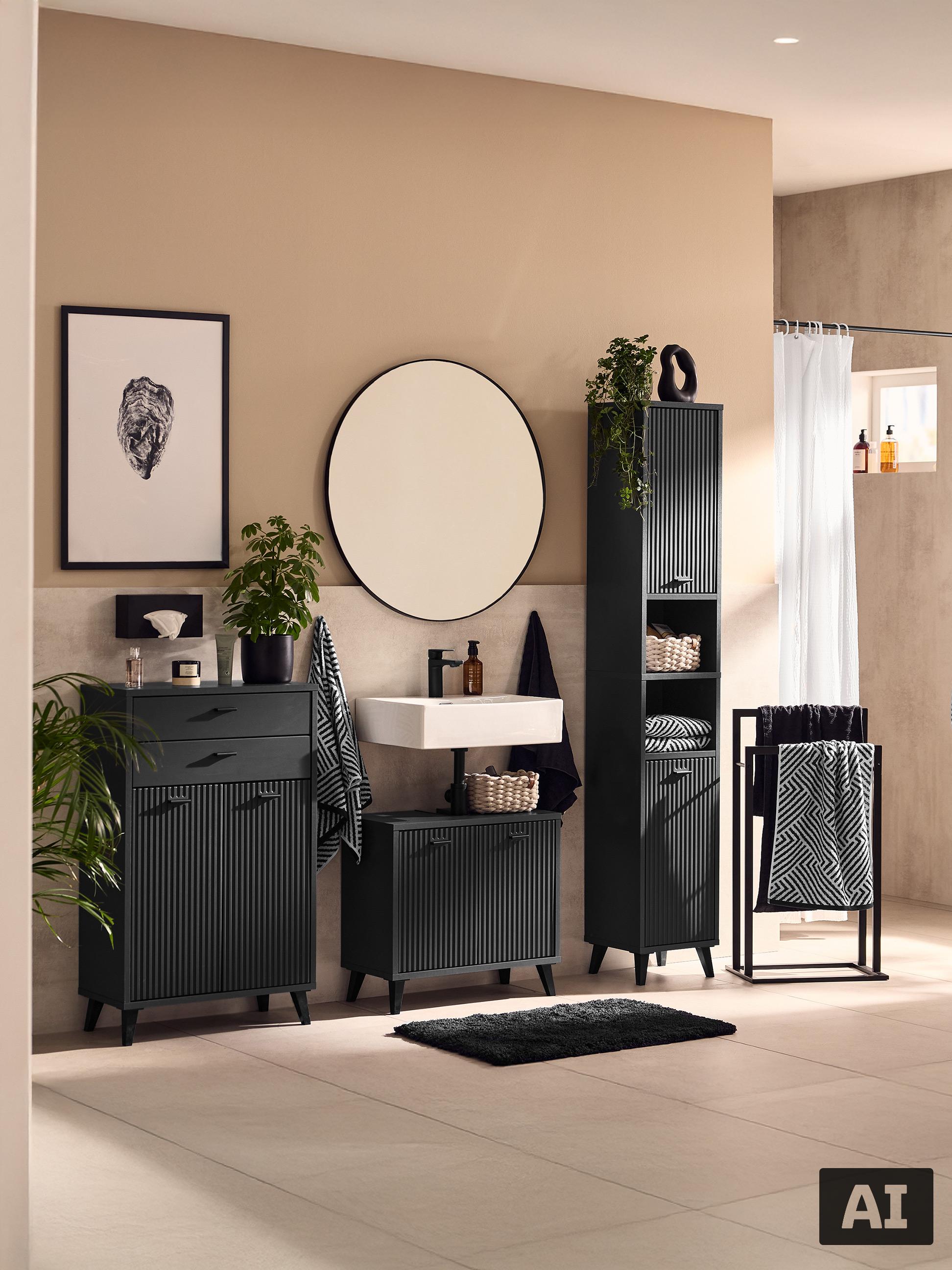Badkamer met zwarte kasten, spiegel, wastafel en handdoekenrek.