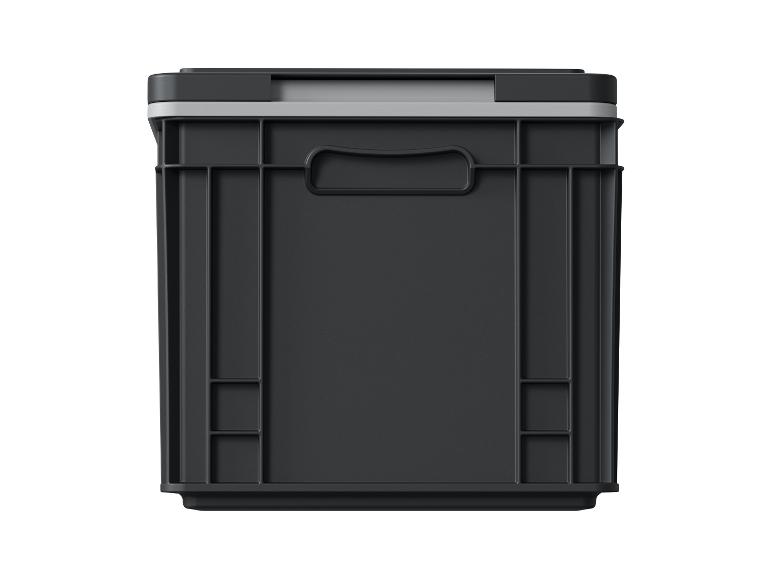 Zwarte koelbox en opbergbakken.