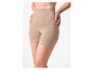 Vrouw draagt beige naadloze corrigerende shorts