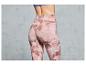 Vrouw draagt roze leggings met een abstract printje.