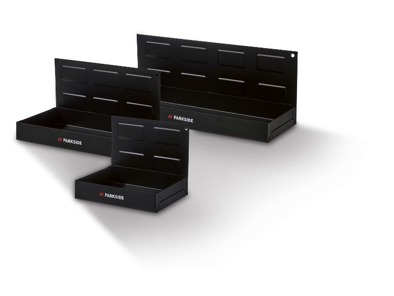 Drie zwarte metalen Parkside wandplanken met reliëfdetails.