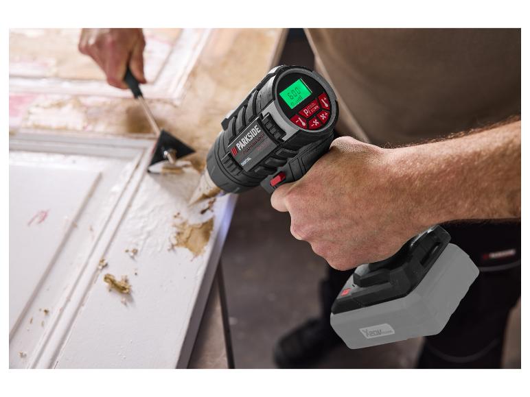 Man verwijdert verf met een PARKSIDE PERFORMANCE® PPHLGA 20-Li draadloos heteluchtpistool.