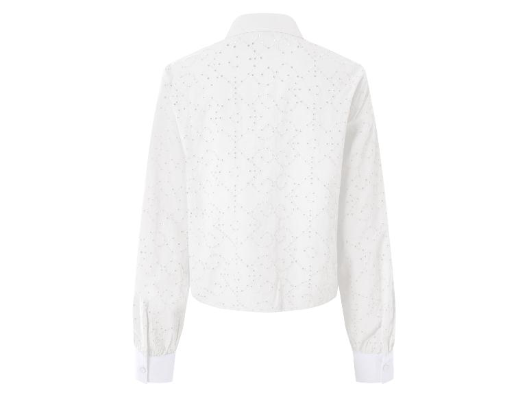 Witte damesblouse met lange mouwen en broderie, achterkant.