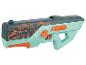Turquoise en oranje speelgoedwaterpistool met een printplaatpatroon.