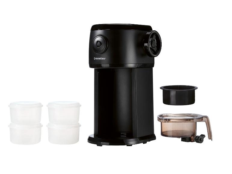 Zwarte koffiemolen met accessoires en plastic bakjes.