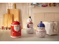 Kerst opbergpotten in de vorm van een kerstman en sneeuwpoppen op een aanrecht.