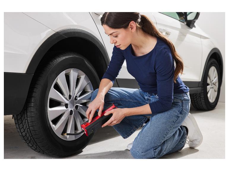 Vrouw gebruikt een Ultimate bandenpomp voor autobanden.