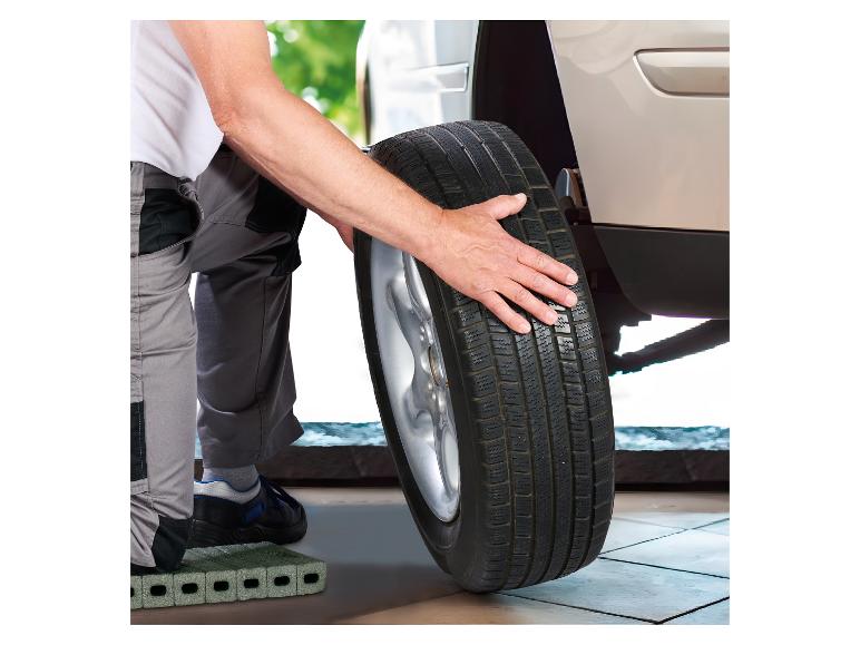 Monteur monteert een nieuwe autoband