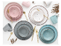 Serviesgoed: borden, kommen en mokken in pasteltinten.