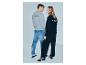 Man en vrouw in grijze en zwarte sweatshirts met de tekst 'TRENEESE BLUE' op de rug.