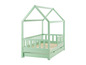 Een lichtgroen kinderbed met een huisvormig frame en opbergladen.