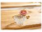 Twee glazen kommen op een houten tafel, één met aardbeiendessert, de andere leeg.