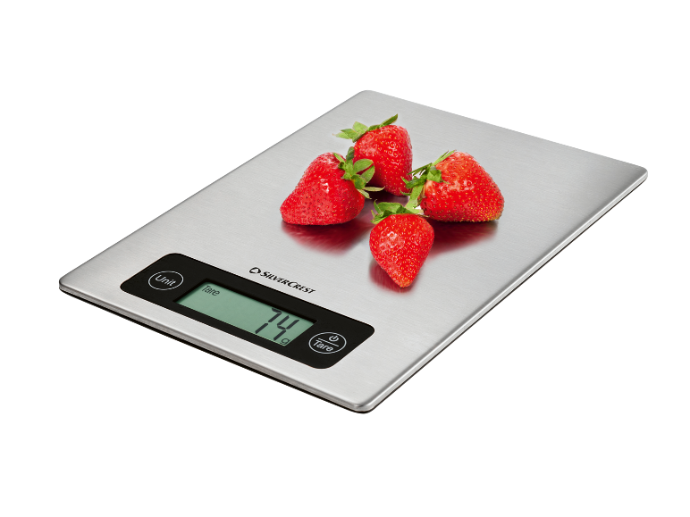 Digitale keukenweegschaal met aardbeien, toont '74 g'.