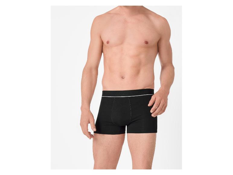 Man draagt zwarte boxershorts met een witte streep op de tailleband