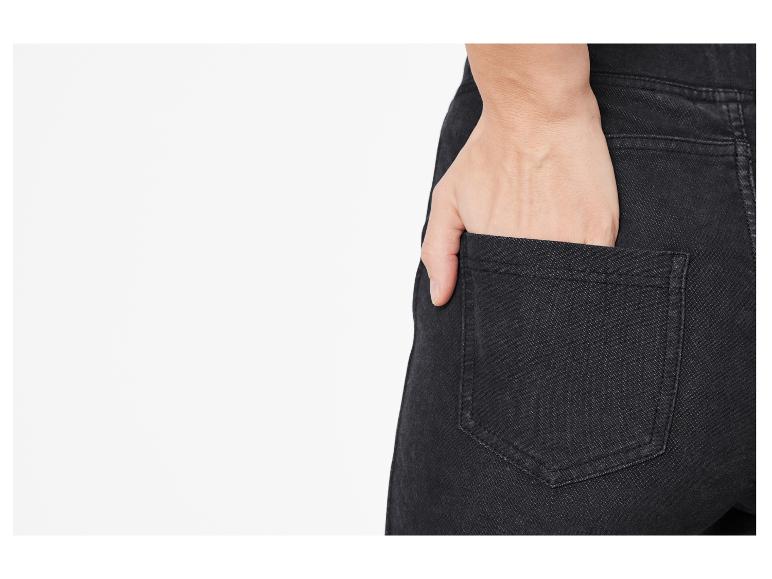 Donkerblauwe jeans, detail van achterzak.