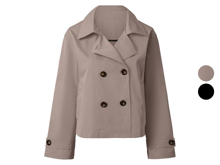 Beige damesjas met bruine knopen.