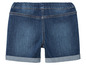 Een paar blauwe denim shorts met gekrulde zoom.