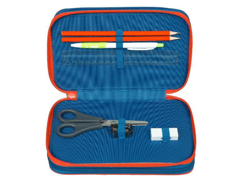 Een blauw etui met een oranje rits, met potloden, pen, liniaal, schaar en puntenslijper.
