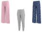 Drie dames pyjamabroeken: roze met witte stippen, grijs en blauw met madeliefjes.