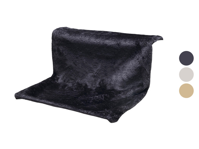 Een zwart, zacht, rechthoekig kattenbed.