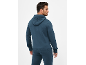 Man in blauwe hoodie en joggingbroek, achteraanzicht.