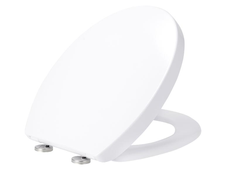 Witte toiletbril met metalen scharnieren op een witte achtergrond