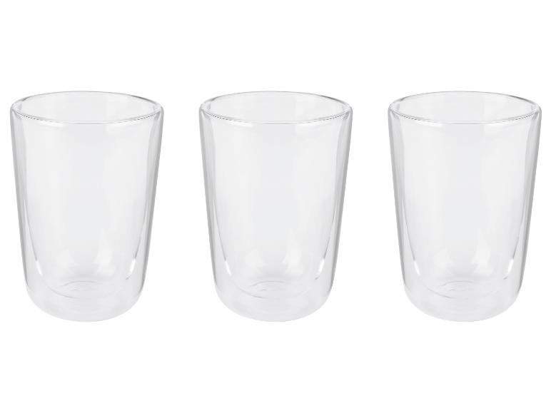 Drie transparante koffiekopjes.