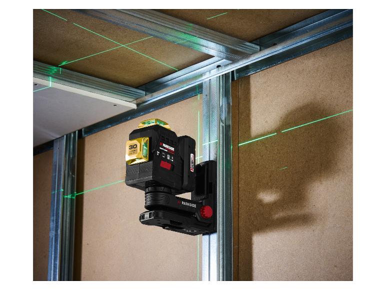 3D-laserwaterpas projecteert groene lijnen op metalen frame en houten wand.