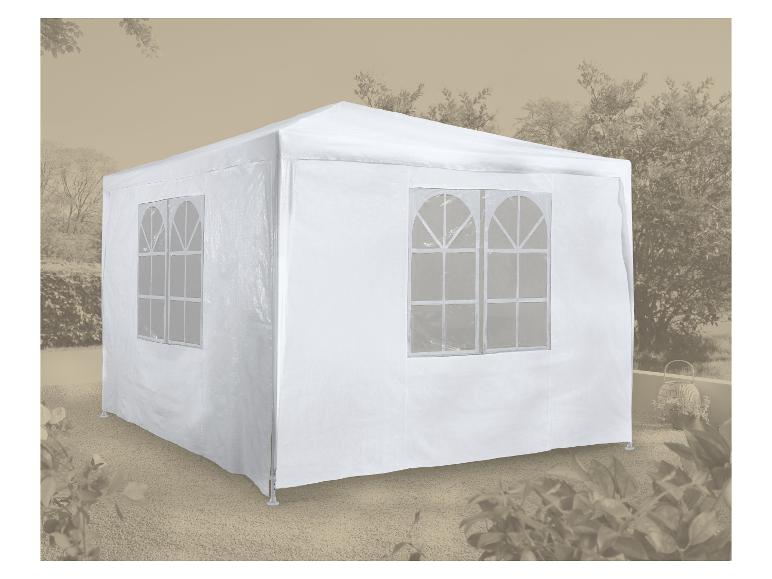 Witte partytent met ramen in een buitenomgeving.