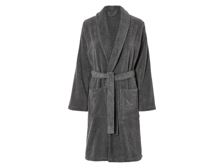 Een grijze badjas met een ceintuur en een geborduurd logo.