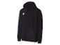 Zwarte hoodie met een wit logo op de linkerborst en een kangoeroezak.