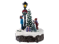 Kerstverlichting met twee kinderen, een lantaarnpaal en een kerstboom in de sneeuw.