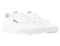 Paar witte lage sneakers met witte veters en zwarte tekst aan de zijkant.