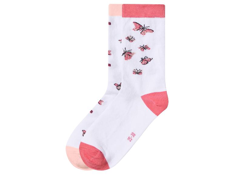 Paar witte sokken met roze vlinders en roze accenten
