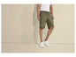 Man draagt groene shorts en witte sneakers.