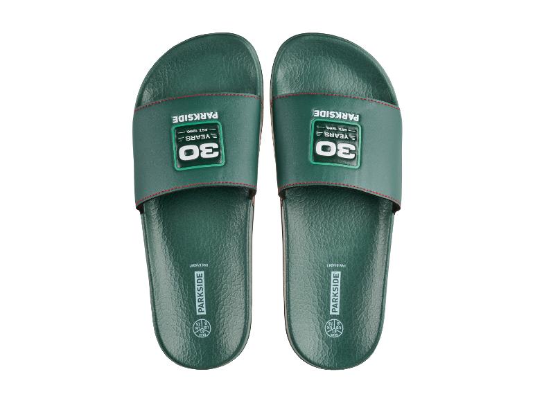 Groene herenslippers met de tekst '30 YEARS EST. 1996' en maatindicaties.