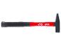 Een rode KWB hamer met een rubberen handvat.